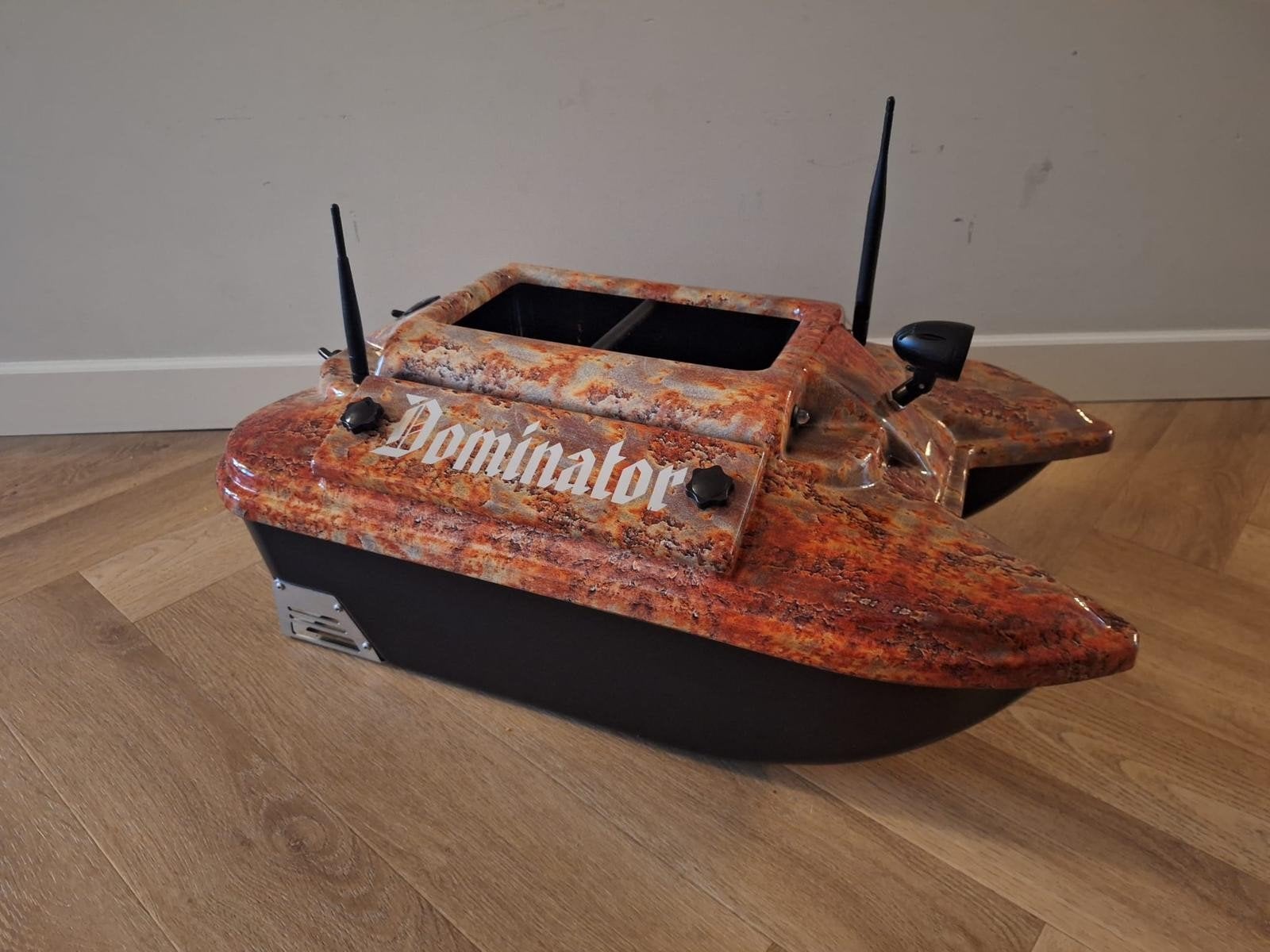 Dominator voerboot met vexilar fish-finder, Ophalen of Verzenden