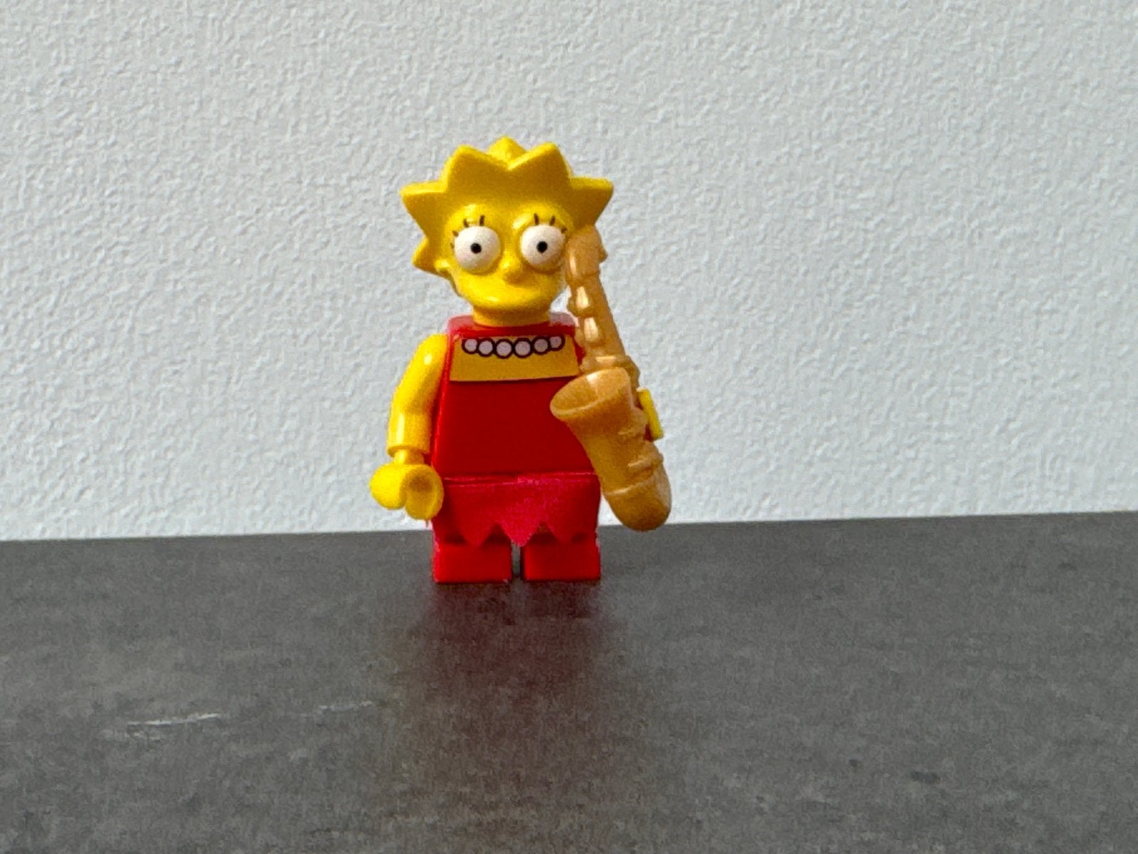 Lego Minifiguur Lisa Simpson met rok en saxofoon, Ophalen of Verzenden, Gebruikt, Overige merken