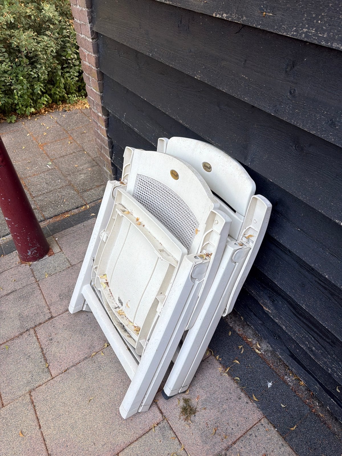 GRATIS | Tuinset: Ronde Tafel met 2 Klapstoelen en Kussens, Ophalen, Kunststof, Gebruikt, Eettafel