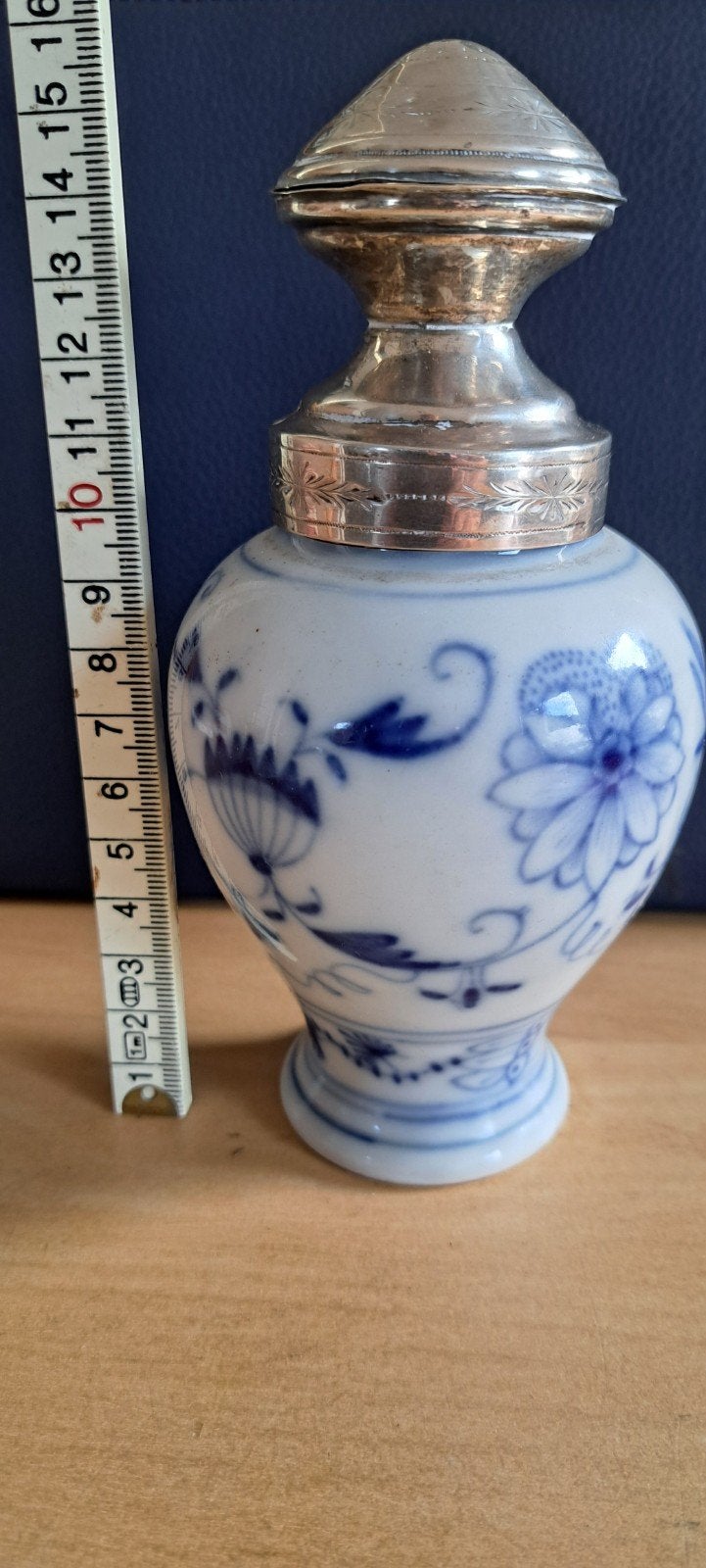 Antieke porseleinen vaas met zilveren dop, Blauw Saks, Antiek en Kunst, Ophalen