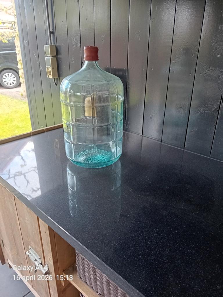 Prachtige glazen fles hoog 50 cm breed 37 cm gebruikt in la, Ophalen