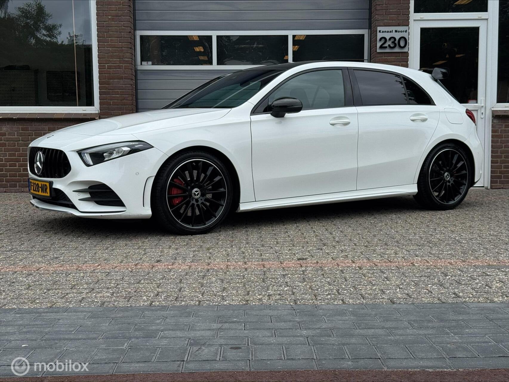 Mercedes A klasse 250 AUT AMG LINE LEDER/PANO/CAMERA/VOL!, Auto's, 15 km/l, Gebruikt, Euro 6, 4 cilinders