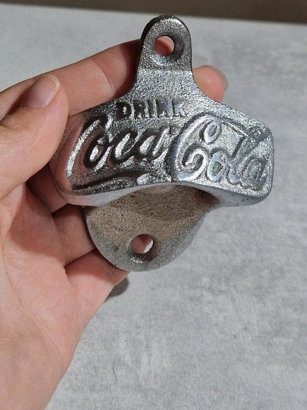Coca-Cola gietijzeren wandflesopener – vintage stijl, Ophalen of Verzenden, Gebruiksvoorwerp