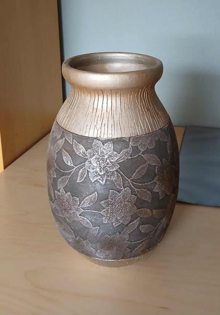 Decoratieve VAAS met zilverkleurige accenten, Ophalen, Zo goed als nieuw, Met patroon/structuur, Steen/keramiek