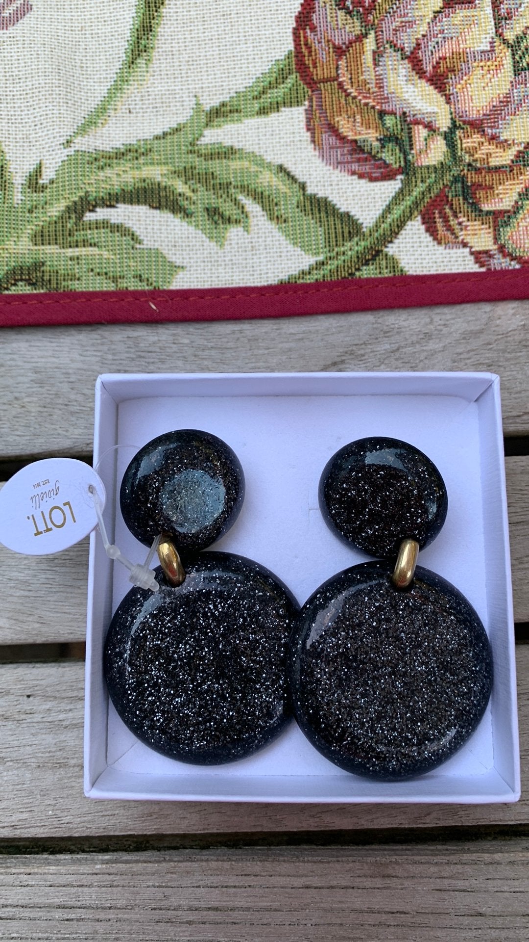 LOTT. Gioielli zwarte glitter oorbellen Xenia, Nieuw., Sieraden, Tassen en Uiterlijk, Ophalen of Verzenden, Zo goed als nieuw