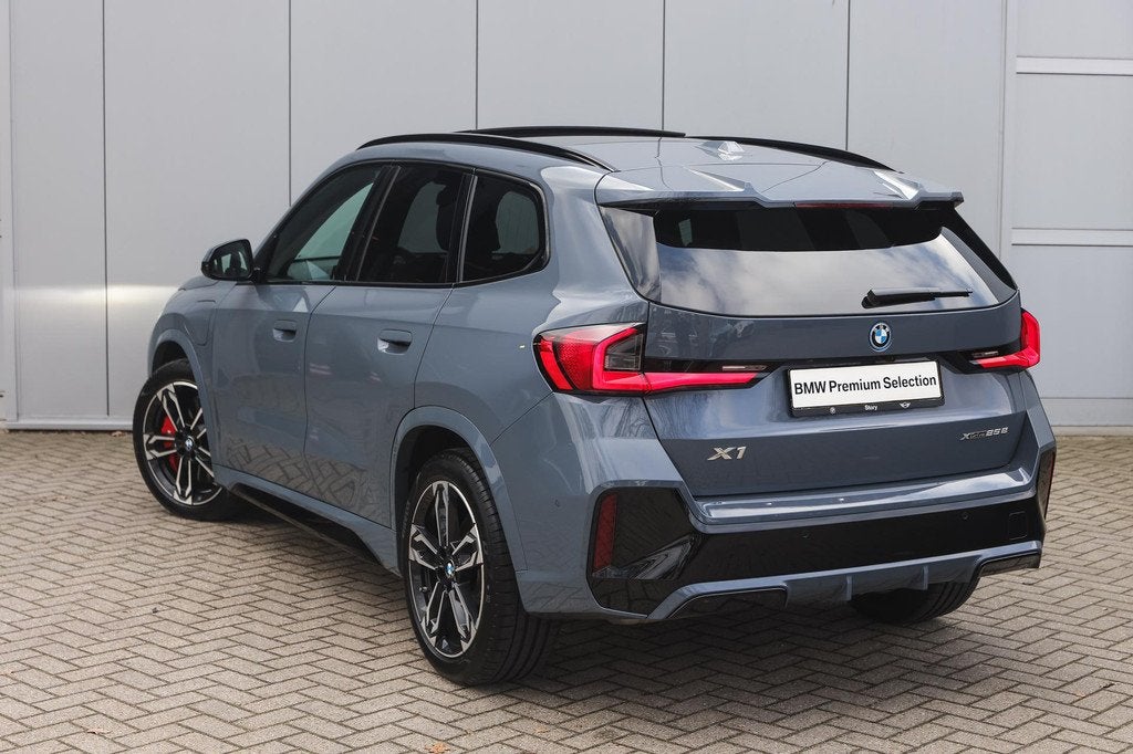 BMW X1 xDrive25e M Sport Automaat / Panoramadak / Trekhaak /, Auto's, BMW, 12 maanden, Gebruikt, Bedrijf, Hybride Elektrisch/Benzine