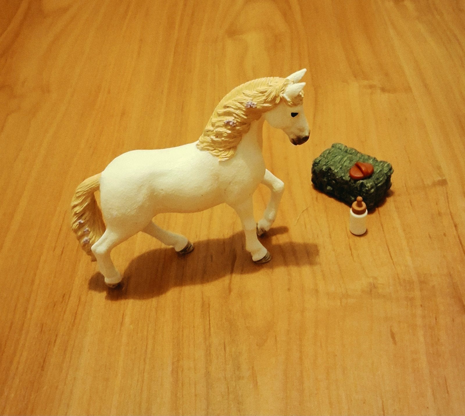 Schleich paard met hooibaal, borstel en flesje, Ophalen of Verzenden, Nieuw
