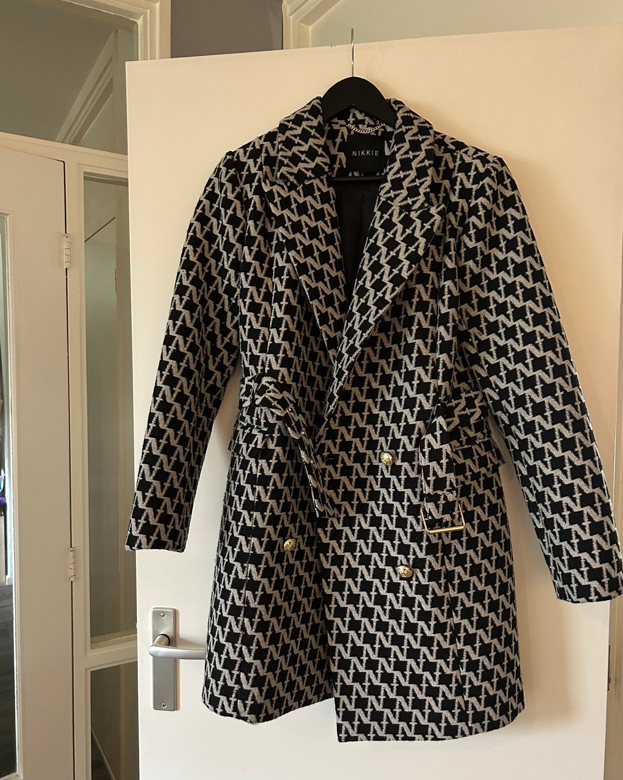 Nikkie trenchcoat black pearl, maat L, Ophalen of Verzenden, Nieuw, Zwart