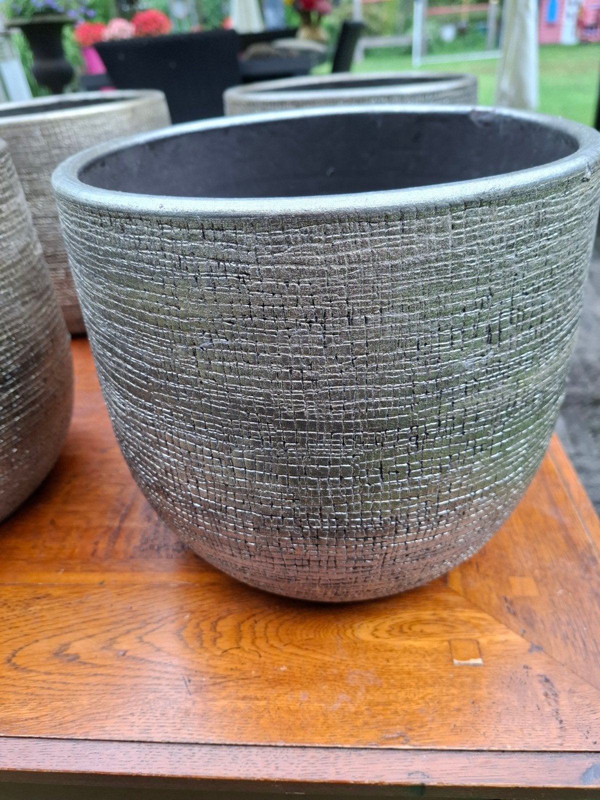Mooie gouden bloempotten met structuur 4 stuks voor €15.00, Rond, Binnen, Zo goed als nieuw, Minder dan 40 cm