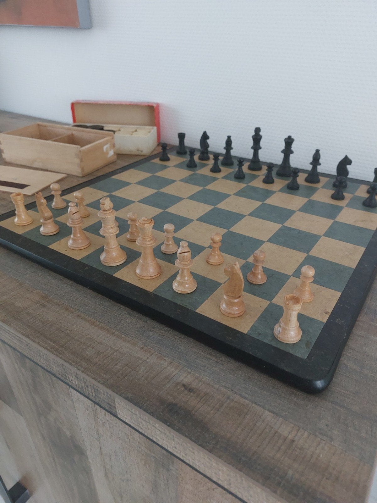 Schaakbord en dambord met schaakstukken en damschijven, Een of twee spelers, Ophalen of Verzenden, Gebruikt