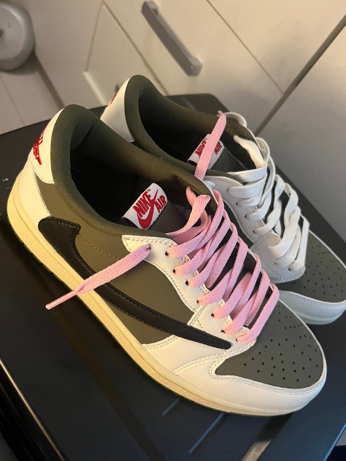 Travis scott x air jordan 1 low og medium olive size 42, Ophalen of Verzenden, Zo goed als nieuw, Schoenen