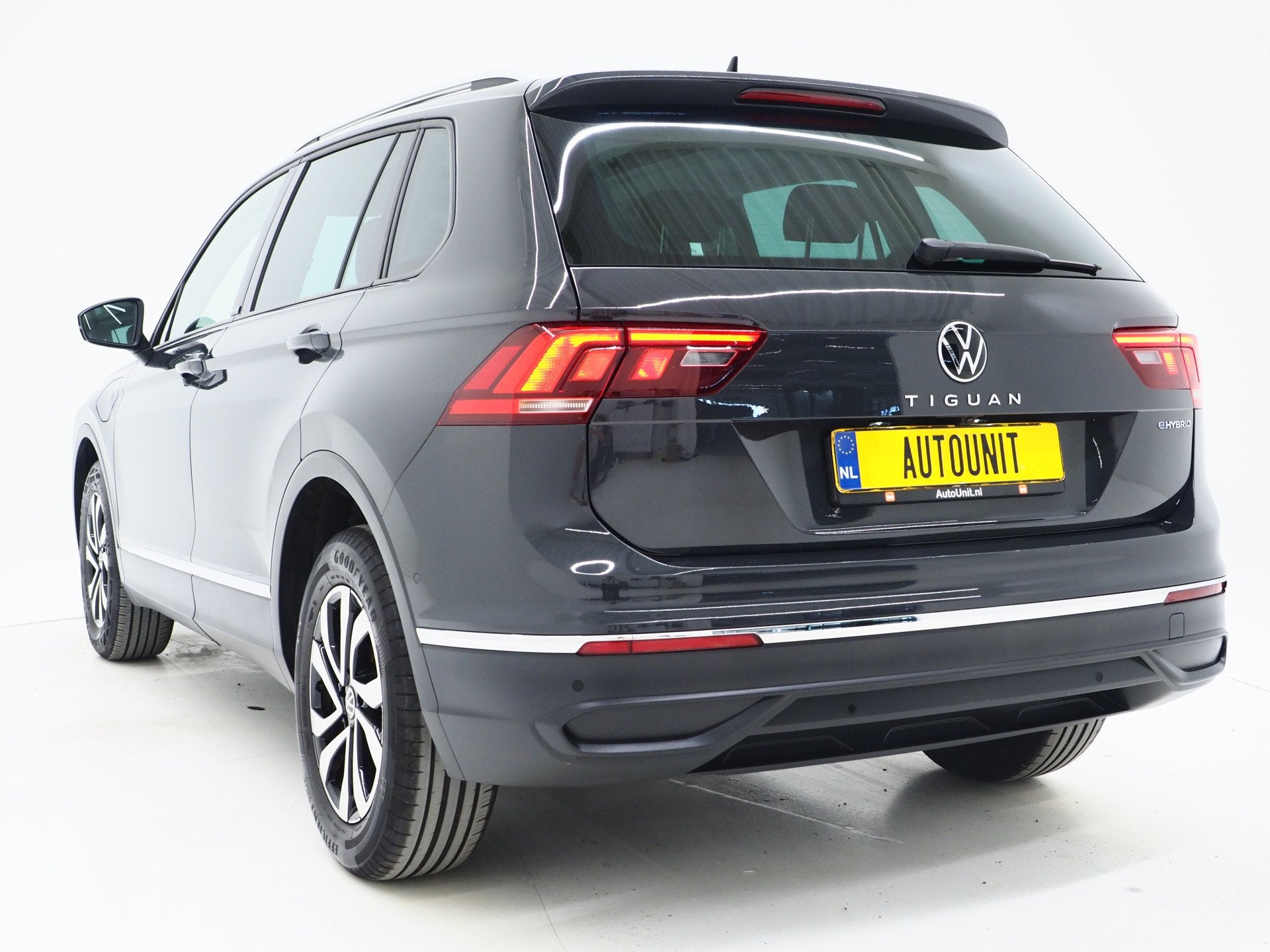 Volkswagen Tiguan 1.4 TSI eHybrid Elegance | Panoramadak | H, 1716 kg, Stof, Gebruikt, Zwart