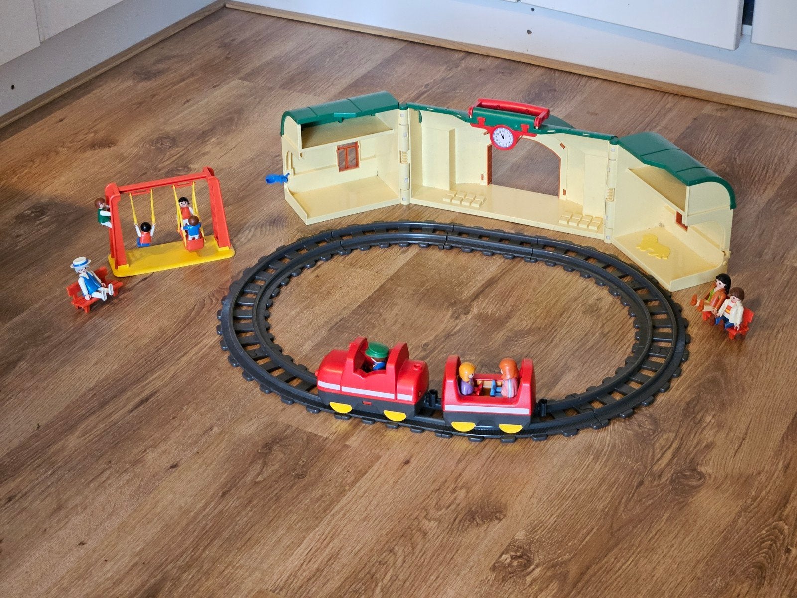 Vintage Playmobil: Schommel (6783) & Treinstation (35582), Kinderen en Baby's, Gebruikt, Complete set, Overige typen, Ophalen of Verzenden