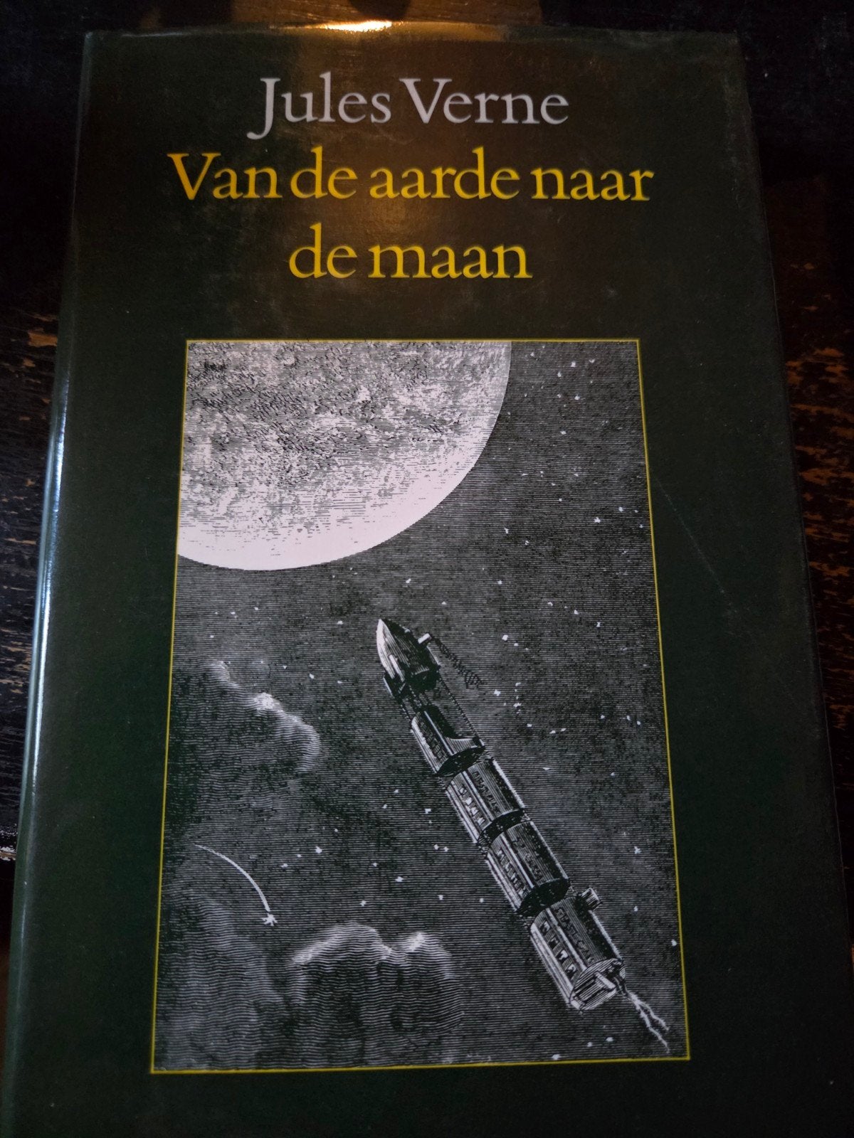 Van de aarde naar de maan, Ophalen of Verzenden, Zo goed als nieuw, Noord-Brabant