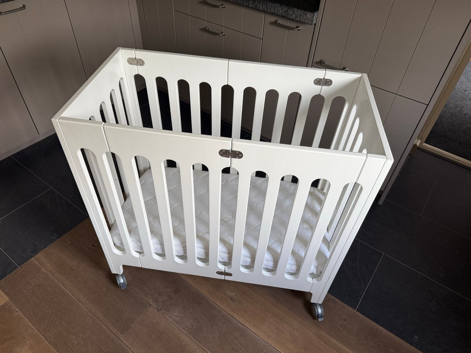 Bloom Alma Mini Ledikant - Opvouwbaar en Compact, Ophalen, Zo goed als nieuw, Ledikant