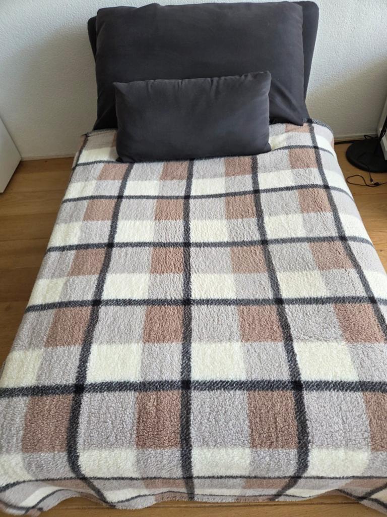 Een puntgave chaise longue van een sterke stof., Ophalen, Eenpersoons, Stof, Minder dan 150 cm