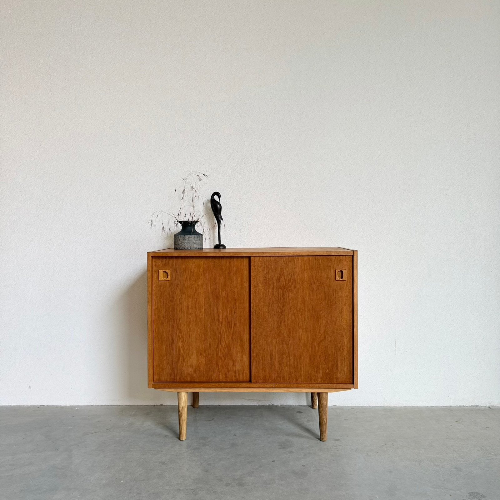 VINTAGE | EIKEN | DEENS | SIDEBOARD | SCHUIFDEUREN, Ophalen, Met plank(en), Gebruikt, Eikenhout