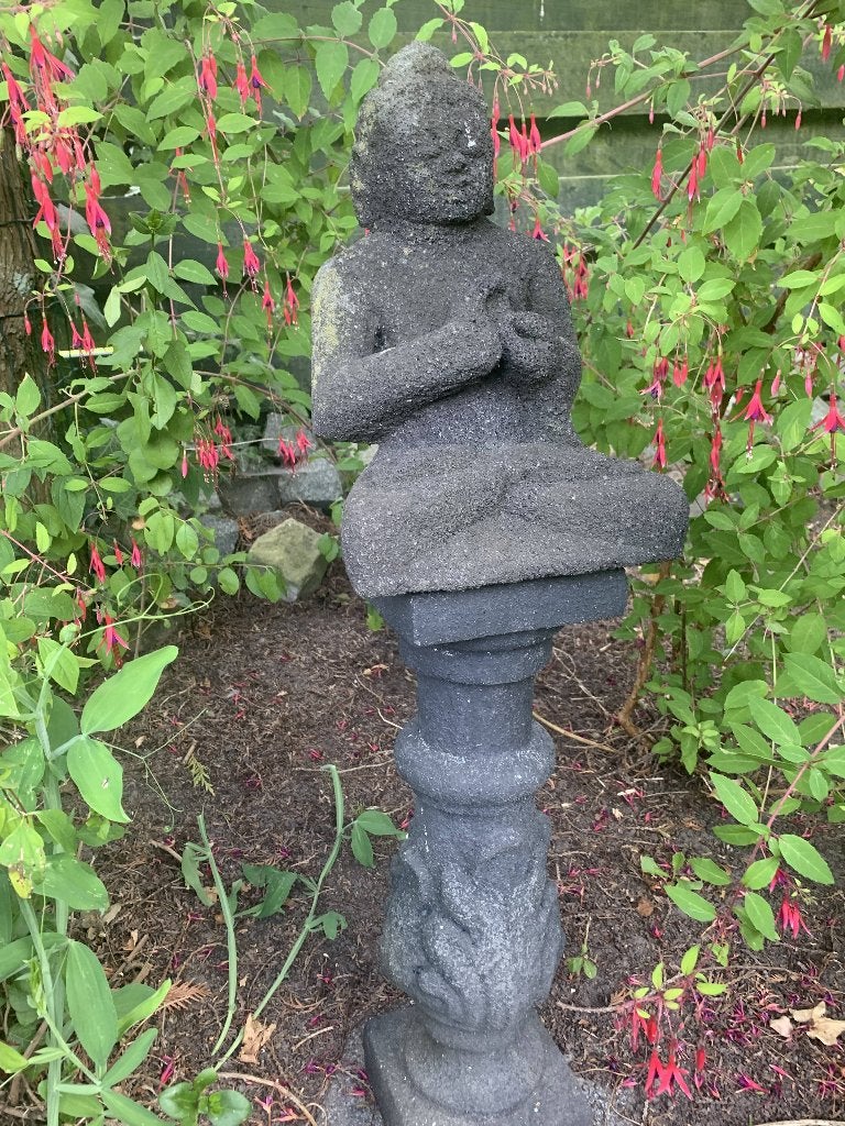 boeddha beeld op sokkel, Tuin en Terras, Tuinbeelden, Ophalen, Gebruikt, Steen, Boeddhabeeld