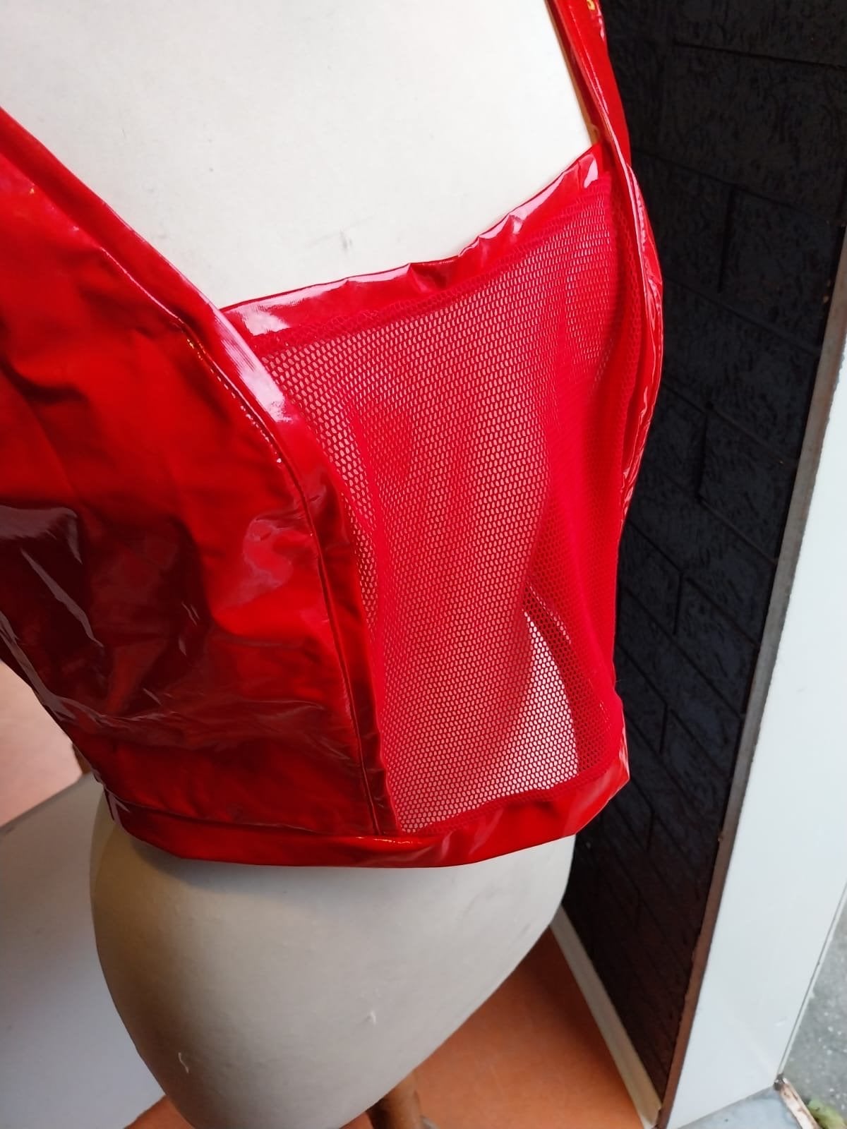 Nieuwe Rode Lak Top Maat L met Gaas Details, Kleding | Dames, Maat 42/44 (L), Nieuw, Ophalen of Verzenden, Zonder mouw