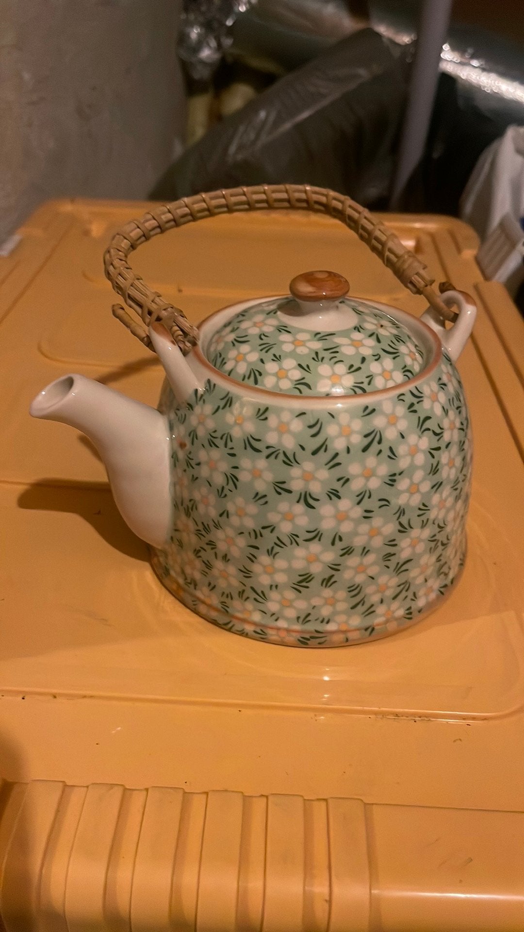 Leuke theepot met bloemenprint en bamboe handvat, Theepot/fluitketel, Ophalen of Verzenden, Zo goed als nieuw, Steen/keramiek