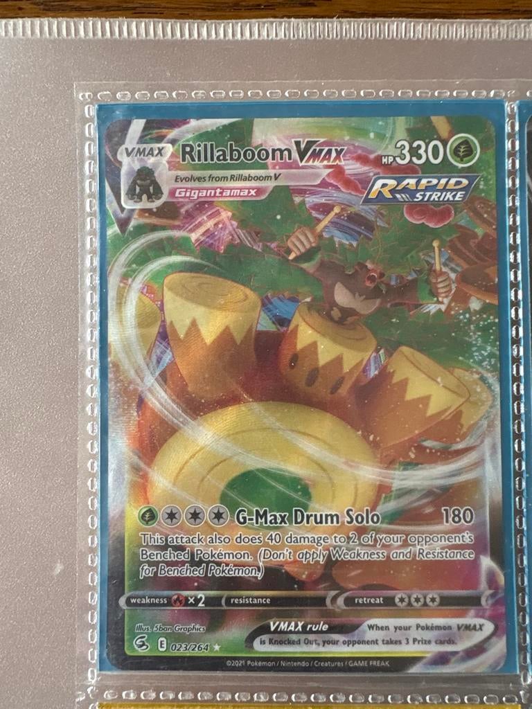 Rillaboom VMAX Pokémon Kaart 023/264 Rapid Strike, Ophalen, Zo goed als nieuw, Losse kaart