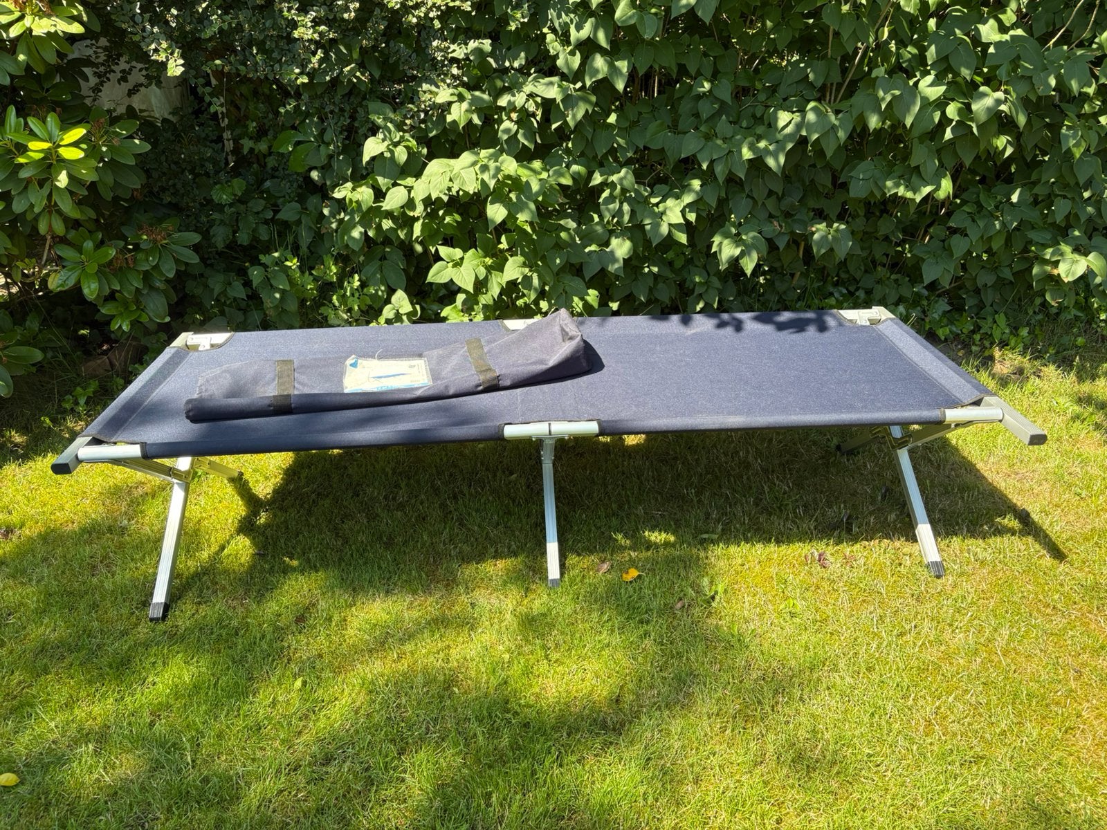 Twee veldbedden campingbedden logeerbed aluminium poten, Ophalen, Gebruikt