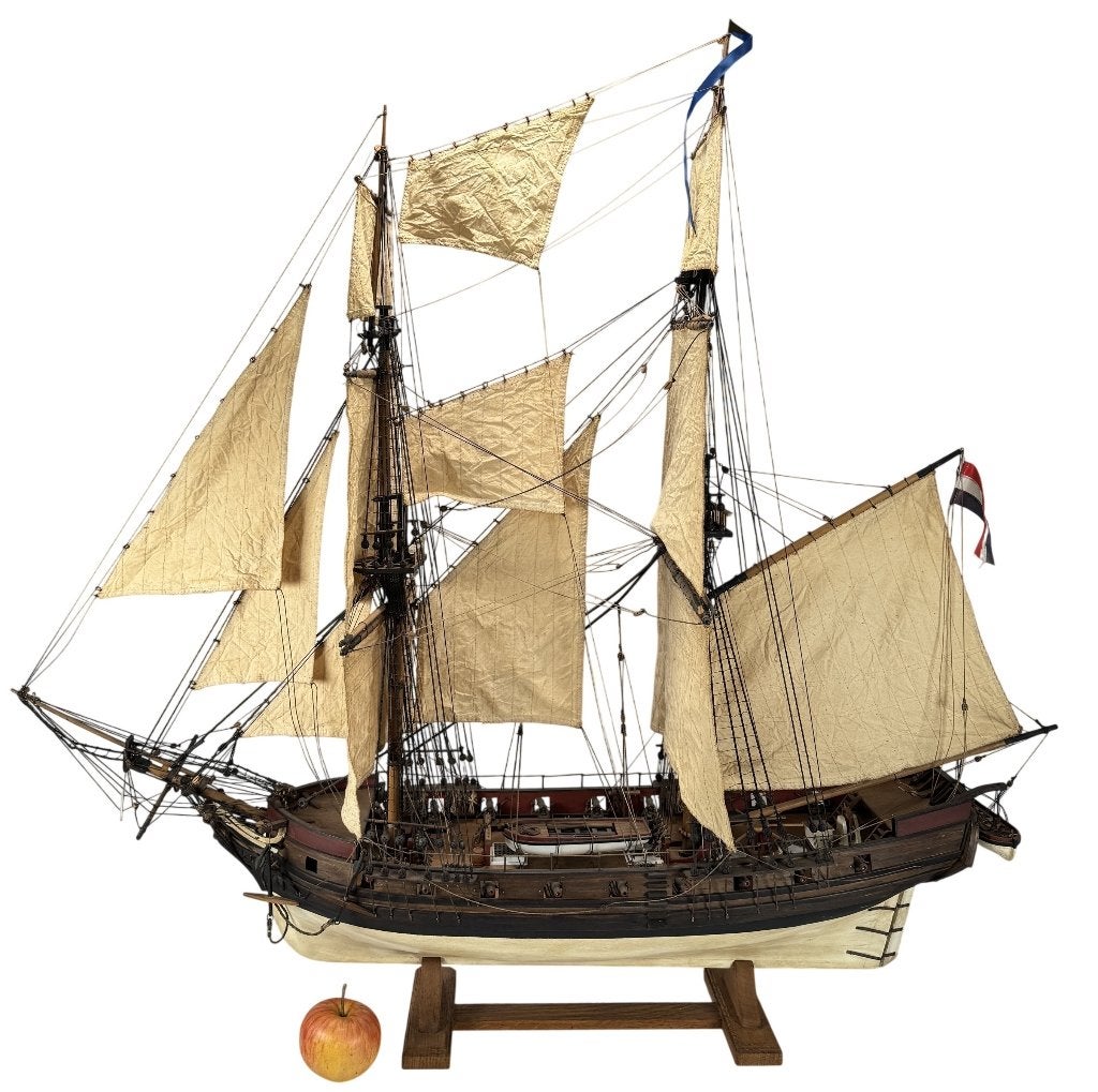 1003. Houten modelboot - tweemaster met kanonnen, 20e eeuw, Ophalen of Verzenden, Zo goed als nieuw