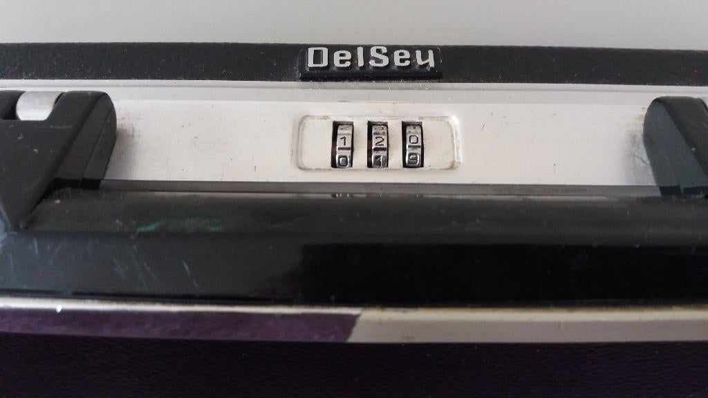 DIPLOMAAT KOFFER van DELSEY voor 15 euro, Sieraden, Tassen en Uiterlijk, Koffers, Overige materialen, Slot, Minder dan 50 cm, Ophalen of Verzenden