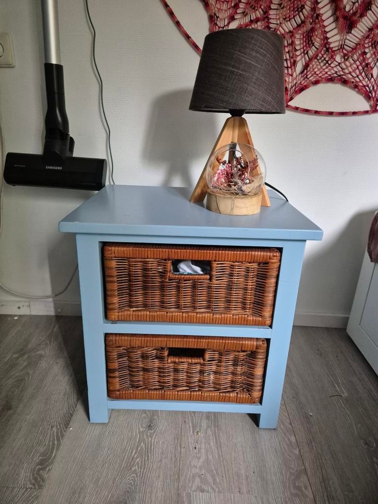 Twee lichtblauwe nachtkastje met rieten mandjes, Ophalen, Gebruikt, Minder dan 45 cm, Minder dan 55 cm