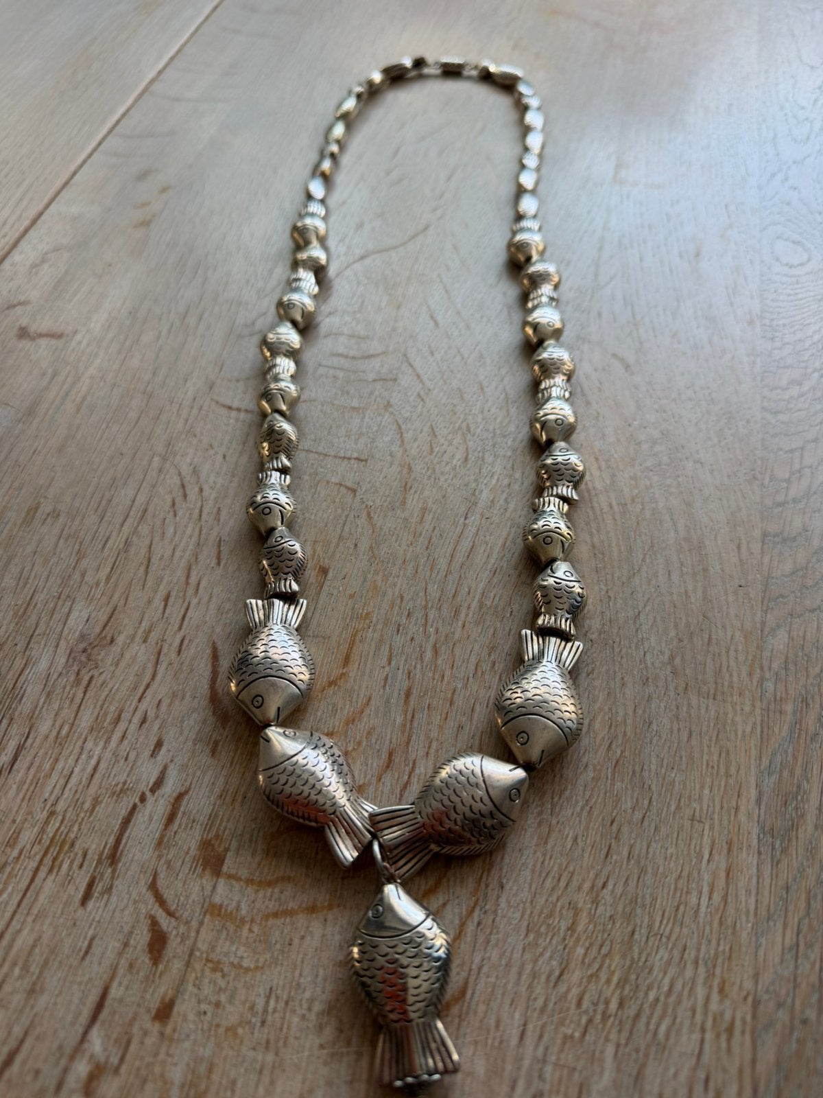 Zilverkleurige ketting met visjes, Verzenden, Zo goed als nieuw, Zilver, Overige materialen