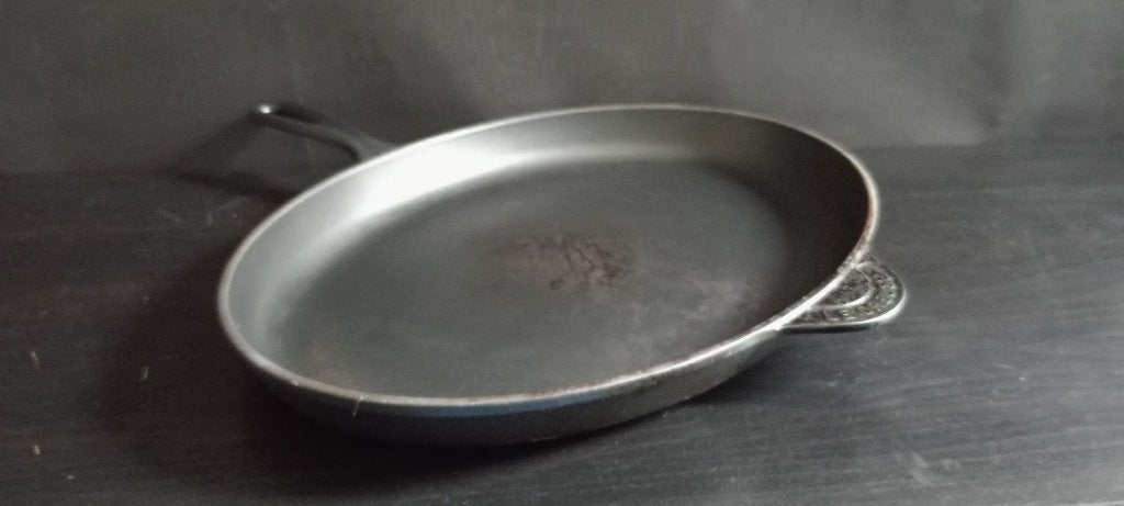 Le Creuset gietijzeren ovale vispan / bakpan  40 cm, Met handvatten, Koekenpan, Gebruikt, Gietijzer