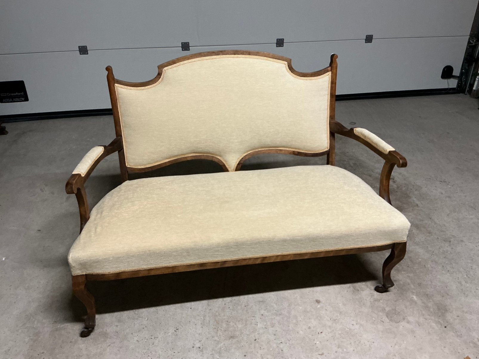 Antiek Engels bankje op castors., Huis en Inrichting, Ophalen, Tweepersoons, 75 tot 100 cm, Zo goed als nieuw