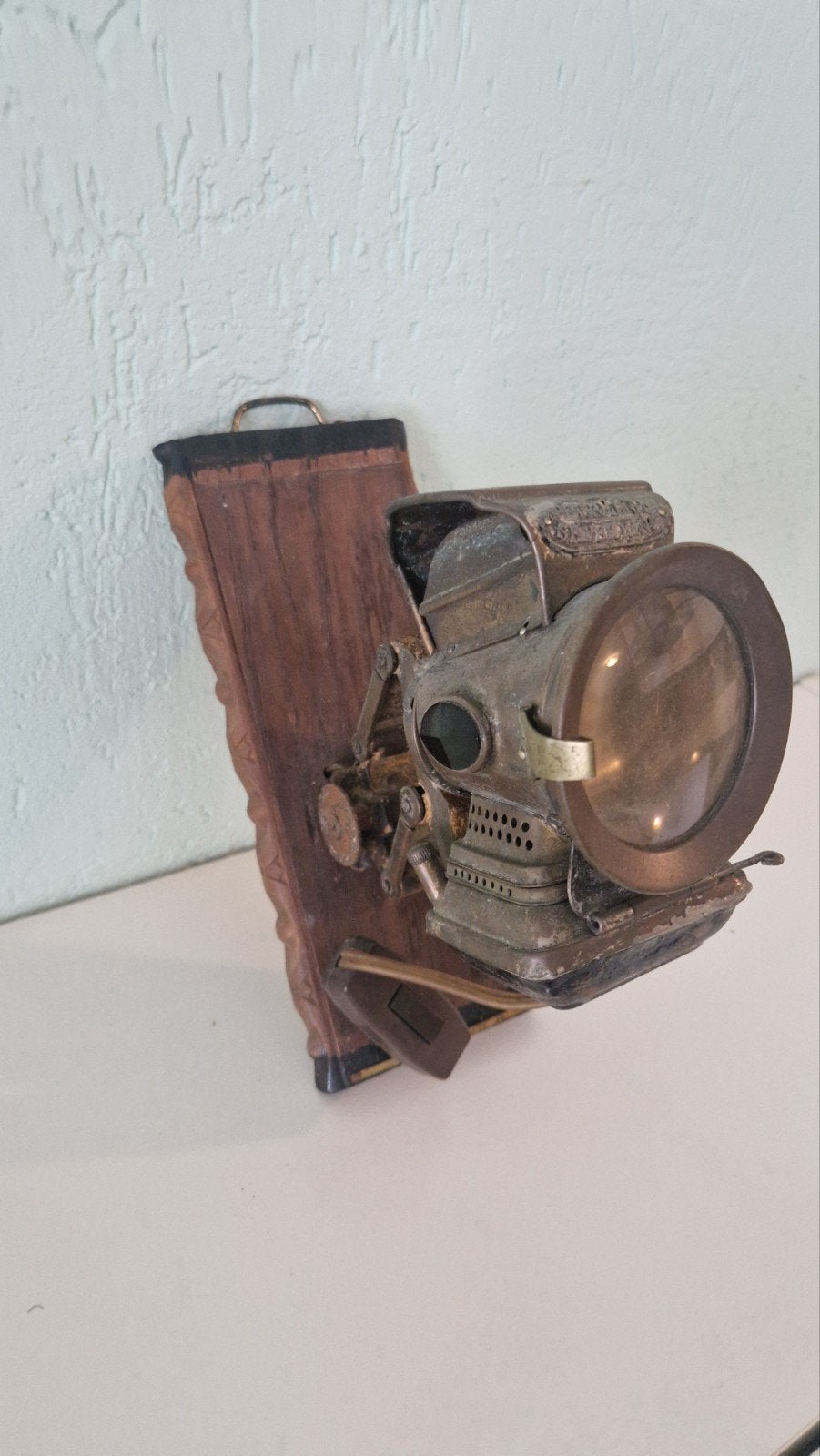 Antiek wandlampje, messing met houten achterplaat, Antiek en Kunst, Antiek | Lampen, Ophalen of Verzenden