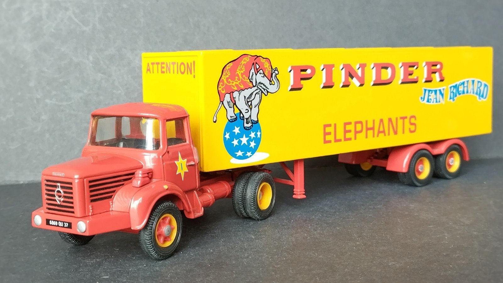 Berliet Camion Circus Pinder Jean Richard 1:50 Corgi Pol, Hobby en Vrije tijd, Corgi, ., Ophalen of Verzenden, Zo goed als nieuw