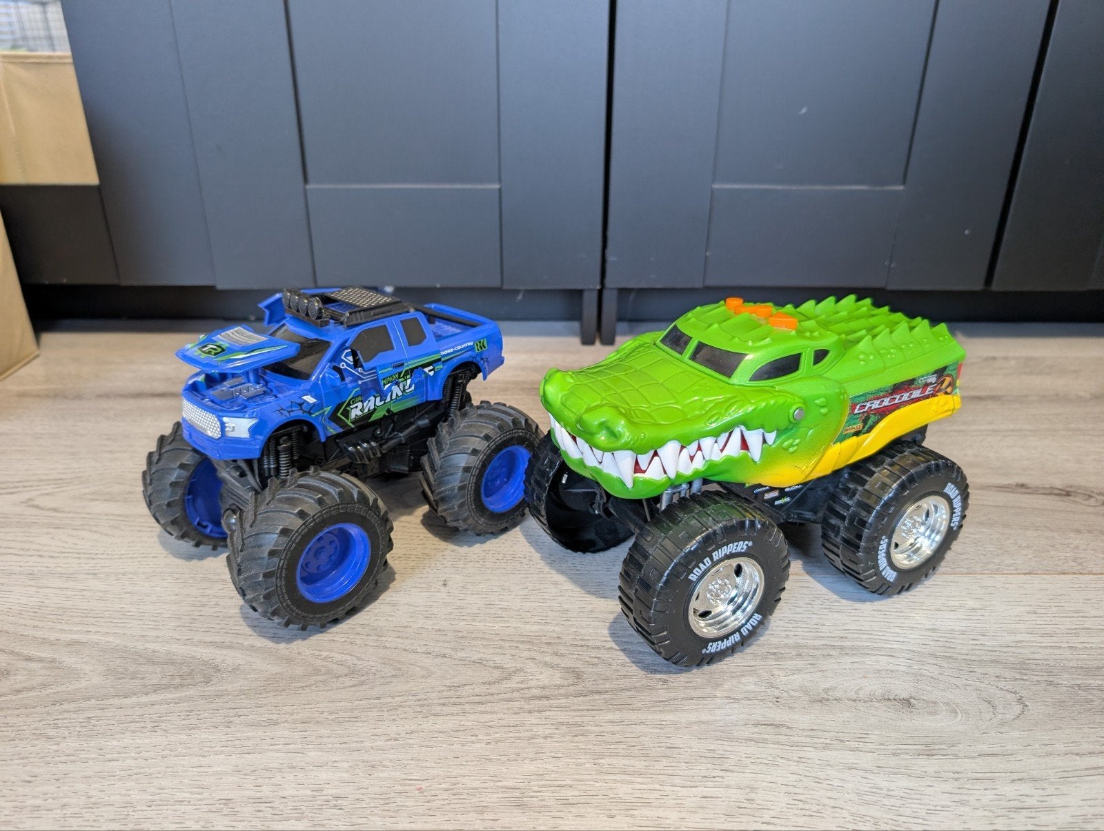 2 monstertrucks: Road Rippers krokodil + blauwe pick-up, Ophalen of Verzenden