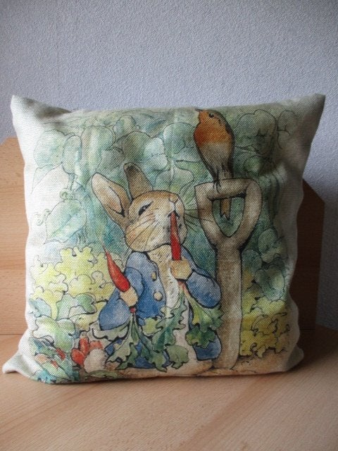 Beatrix Potter Pieter Konijn kussen  wortels eten  40x40cm, Ophalen of Verzenden, Zo goed als nieuw