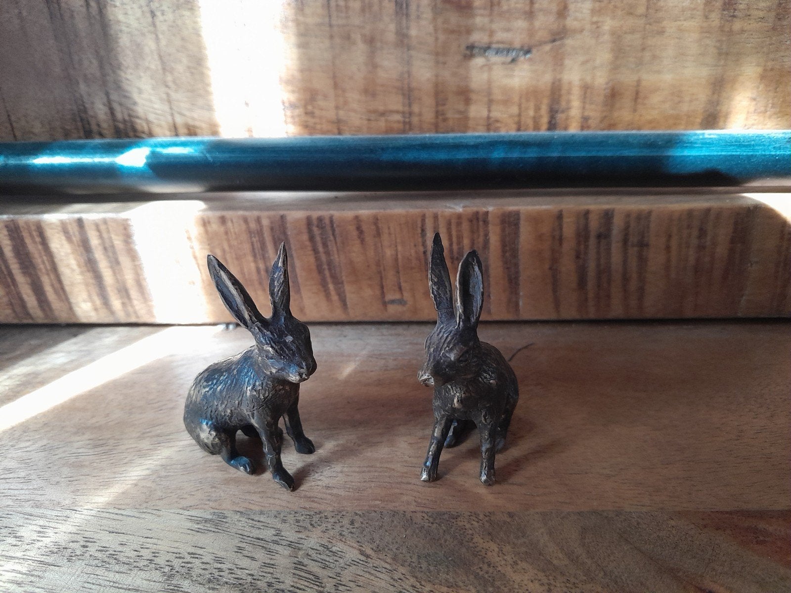 2 bronzen konijnen, Ophalen