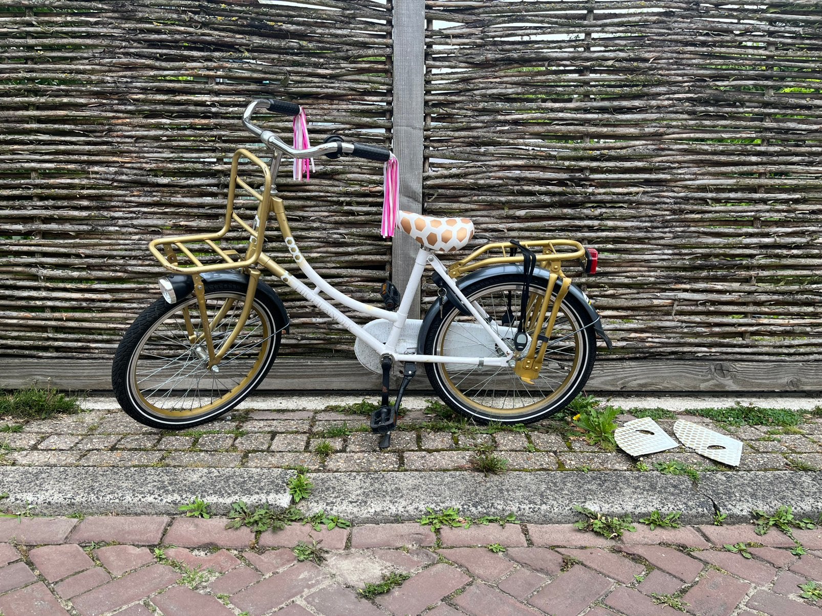 Goud-wit meisjesfiets 20 inch, Ophalen, Gebruikt, Terugtraprem, 20 inch of meer