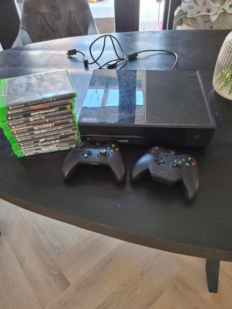 Xbox One met diverse spellen en 2 controllers, Spelcomputers en Games, Games | Xbox One, Gebruikt, Overige genres, 3 spelers of meer