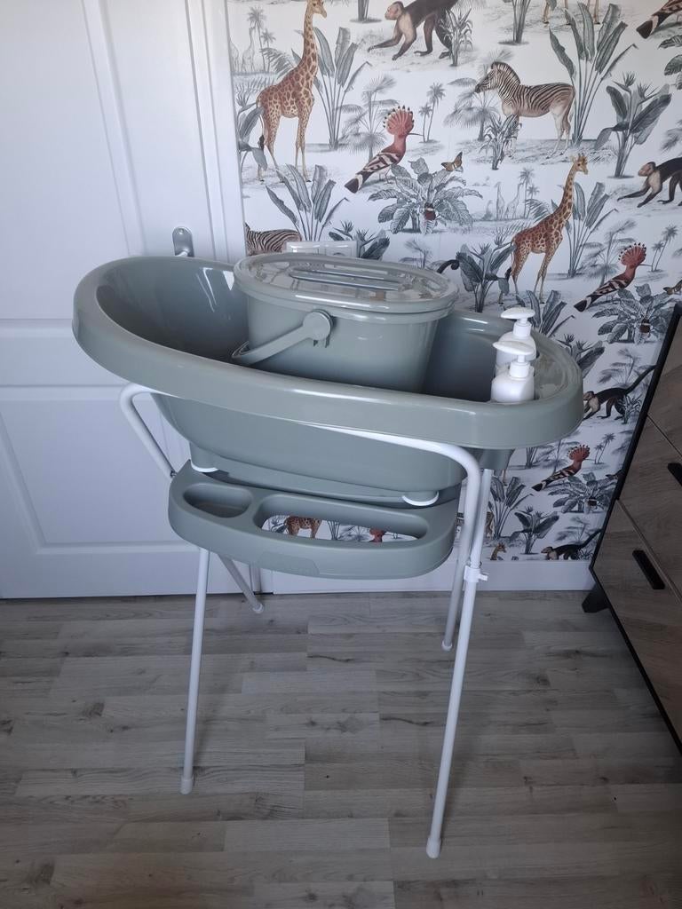 Babybadje met standaard en accessoires, Zo goed als nieuw, Badje, Standaard, Ophalen