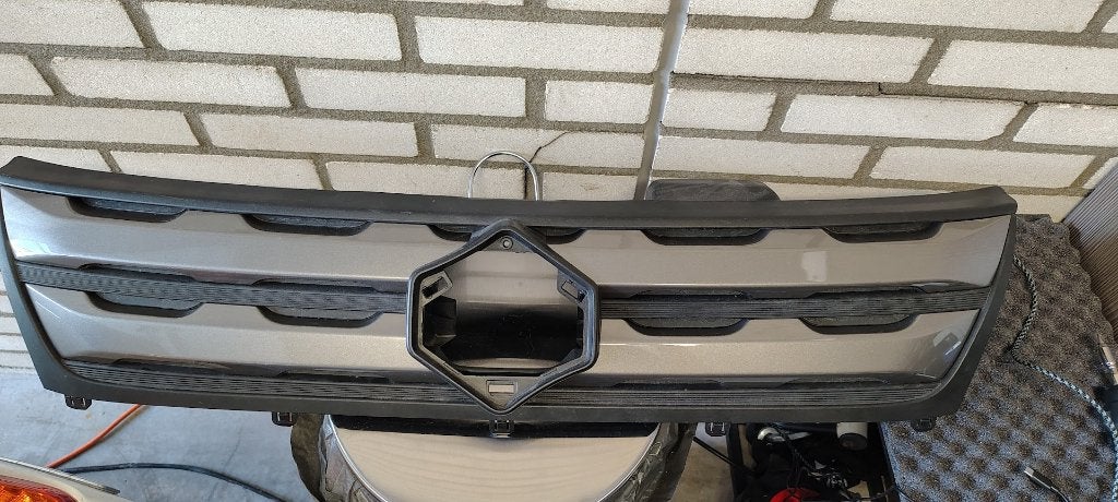 Grill Suzuki Vitara vanaf 2015, Ophalen, Gebruikt, Suzuki