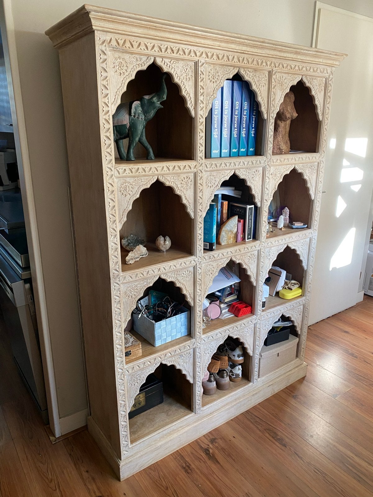 Unieke handgesneden houten boekenkast met oosterse stijl, Ophalen, Met plank(en), 100 tot 150 cm, 200 cm of meer