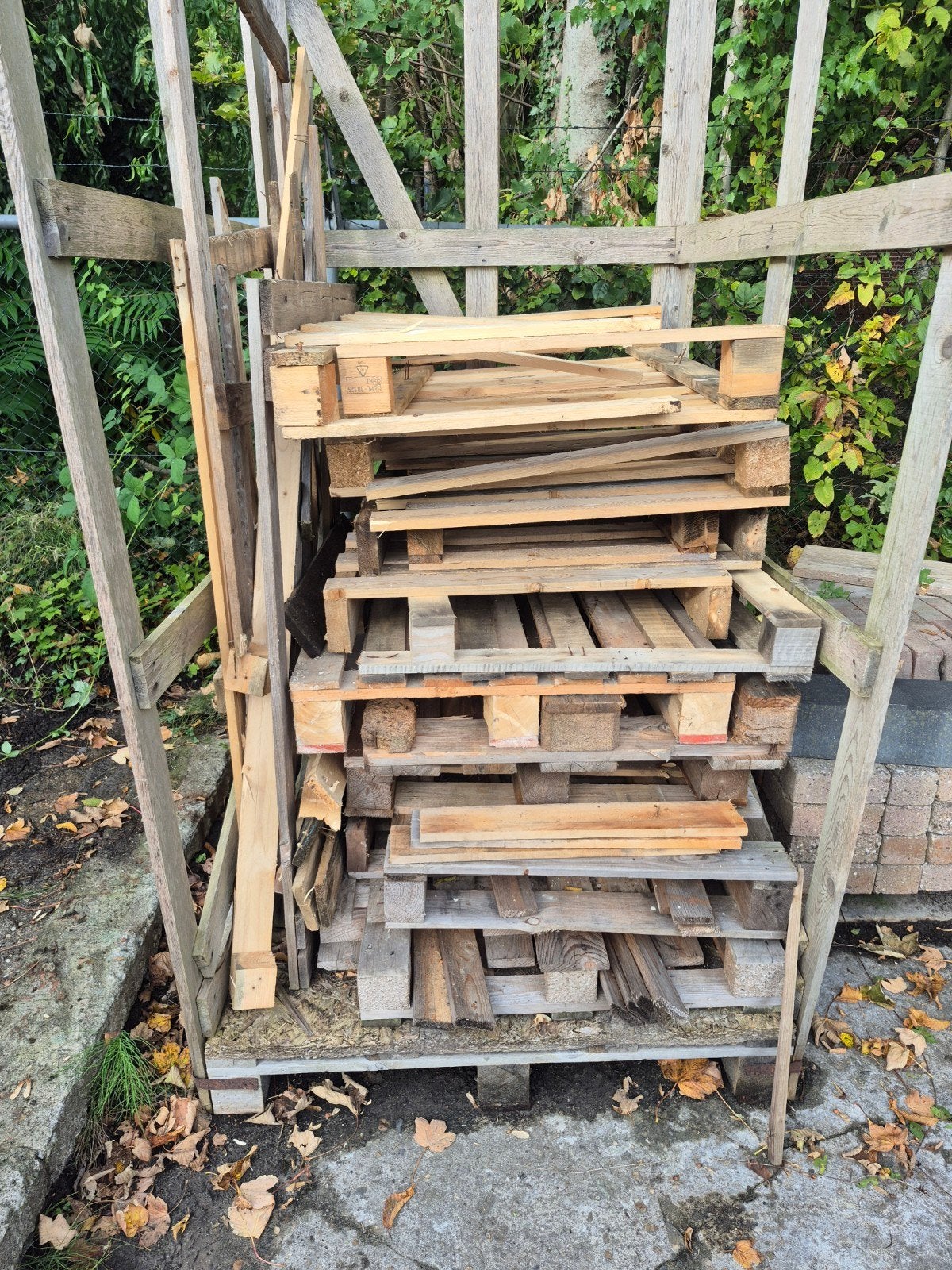 Partij pallets brandhout, Tuin en Terras, Minder dan 3 m³, Ophalen, Overige houtsoorten