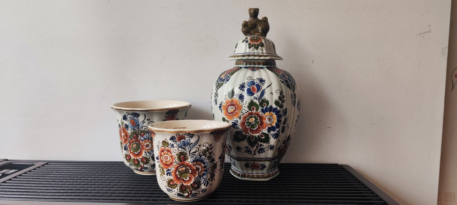 Polychroom Delft keramieken dekselvaas 34 cm+ 2x bloempot, Antiek en Kunst, Antiek | Vazen, Ophalen of Verzenden