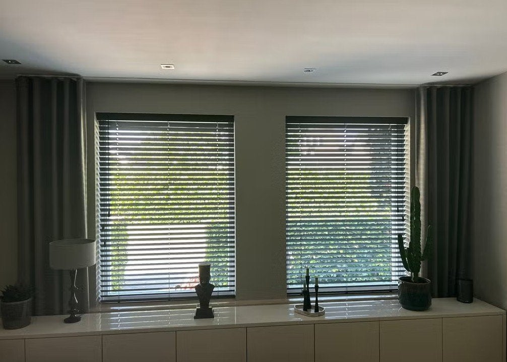 Mooie taupe sier gordijnen met vlinderplooi, z.g.a.n., Huis en Inrichting, Stoffering | Gordijnen en Lamellen, Plooiafwerking