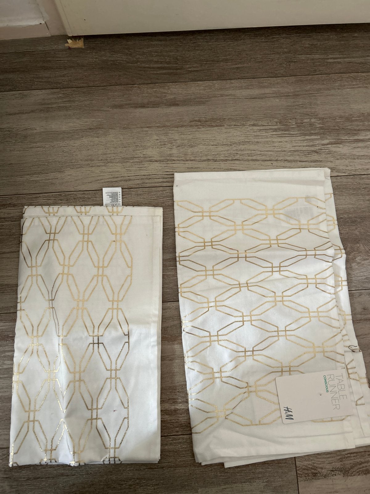 Nieuwe H&M Tafellopers (2 stuks) - Wit met Goudpatroon, Huis en Inrichting, Tafelloper, Ophalen of Verzenden, Nieuw, Wit