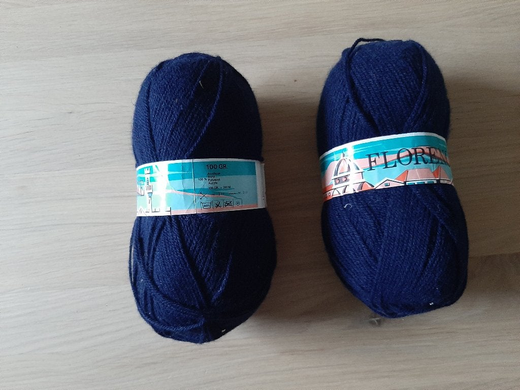 2 bollen donkerblauw garen   - Merk: Florence, Ophalen of Verzenden, Nieuw, Breien, Wol of Garen