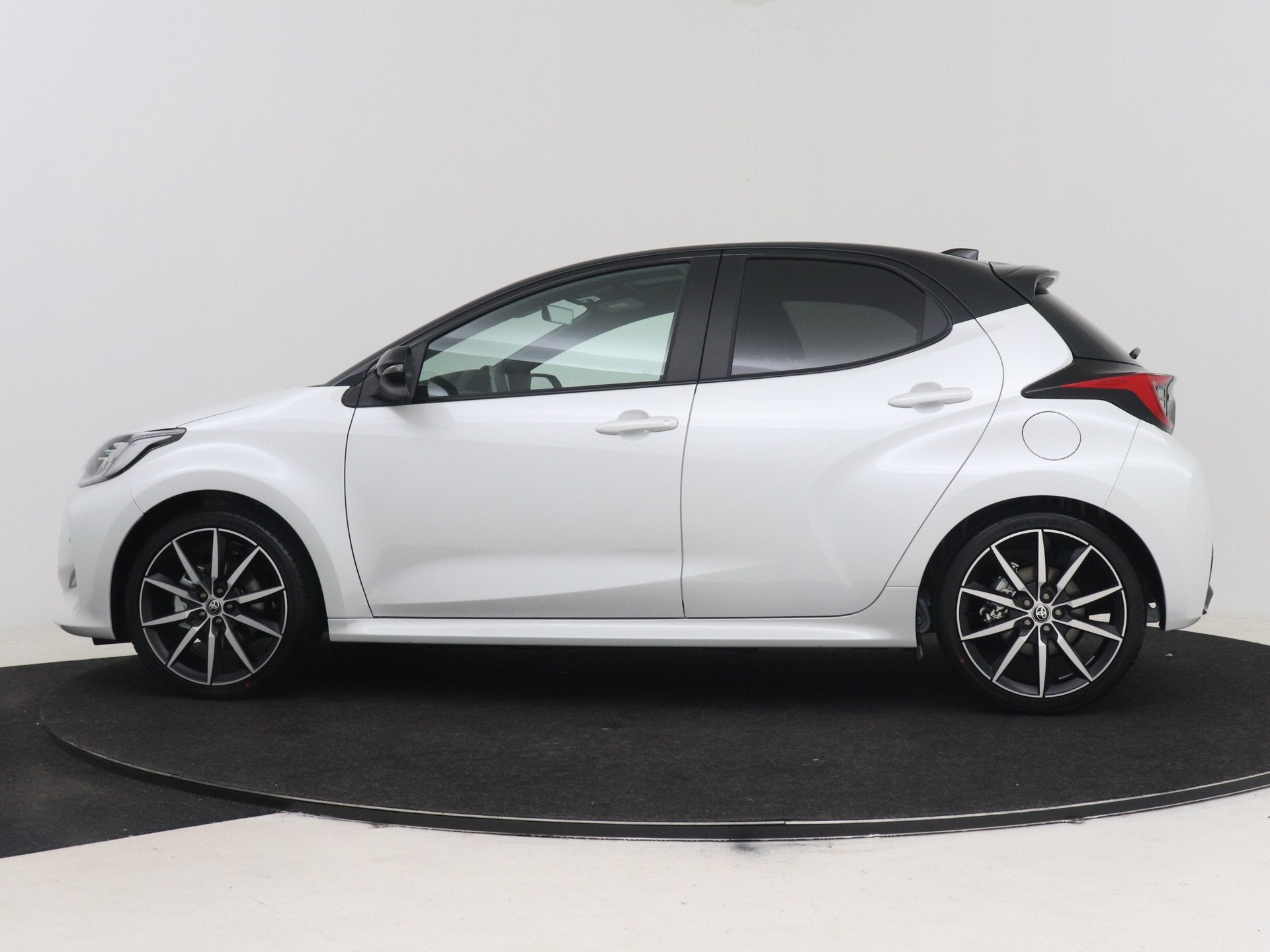 Toyota Yaris 1.5 Hybrid 130 GR SPORT (bj 2026, automaat), Zwart, 1490 cc, Bedrijf, Nieuw