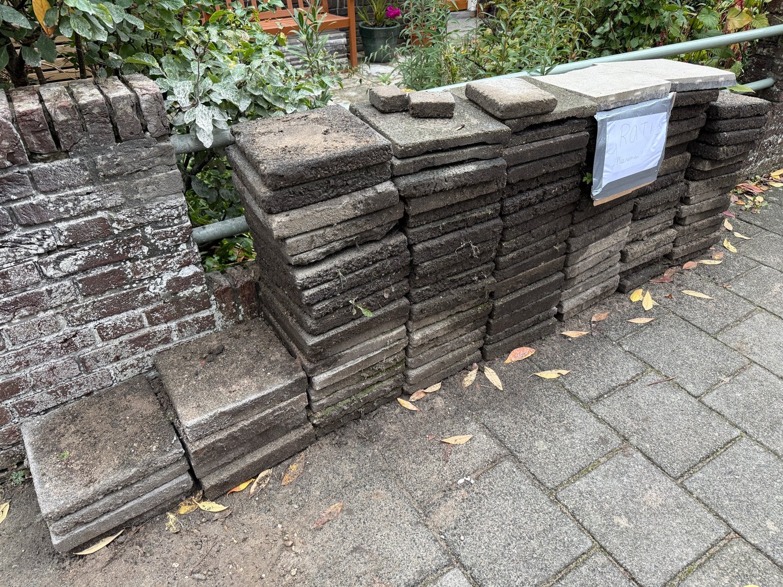 Gratis af te halen tegels 30x30 cm, voornamelijk 4cm dik, Ophalen, Gebruikt, Beton, Terrastegels
