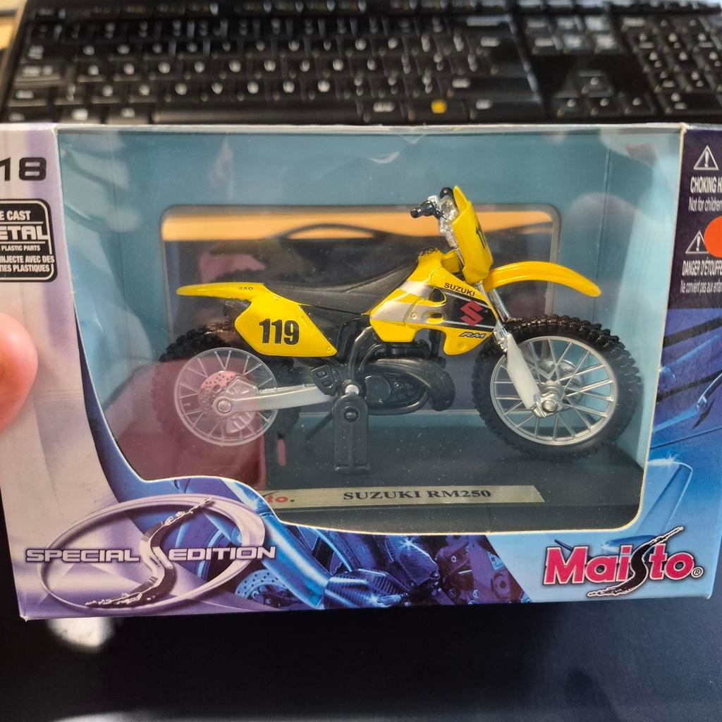 Maisto Suzuki RM250 - 1:18 Diecast Model Motor, Hobby en Vrije tijd, Modelauto's | 1:18, 1000 Maisto Way, Fontana, CA 92335, USA